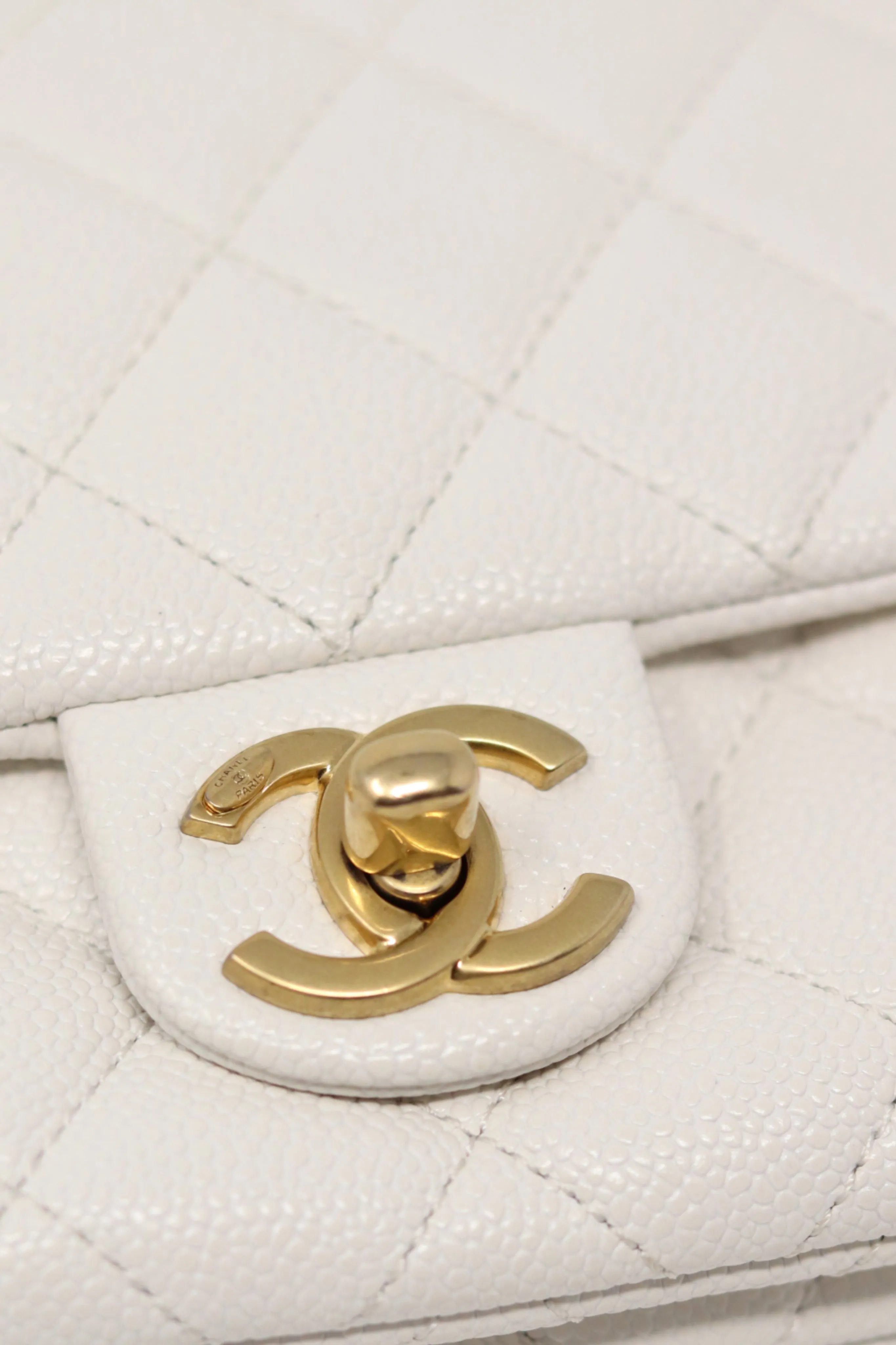 Pre-Owned Chanel 2022 White Caviar Logo Belt Bag