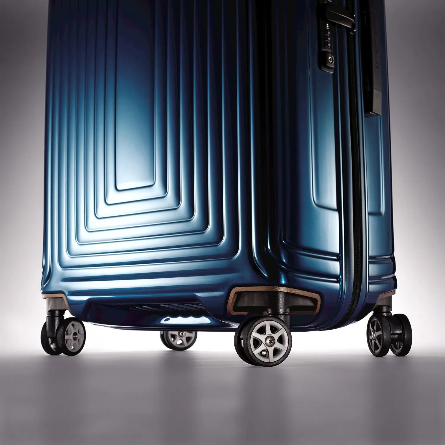 Samsonite Neopulse 30" Spinner Suitcase